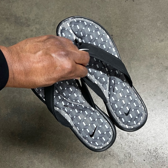 WMNS NIKE ULTRAS COMFORTS
THONGS TRIPLE BLACKS WHITES FOOTBEDS PRINT ZIGS ZAGS - Picture 5 of 7